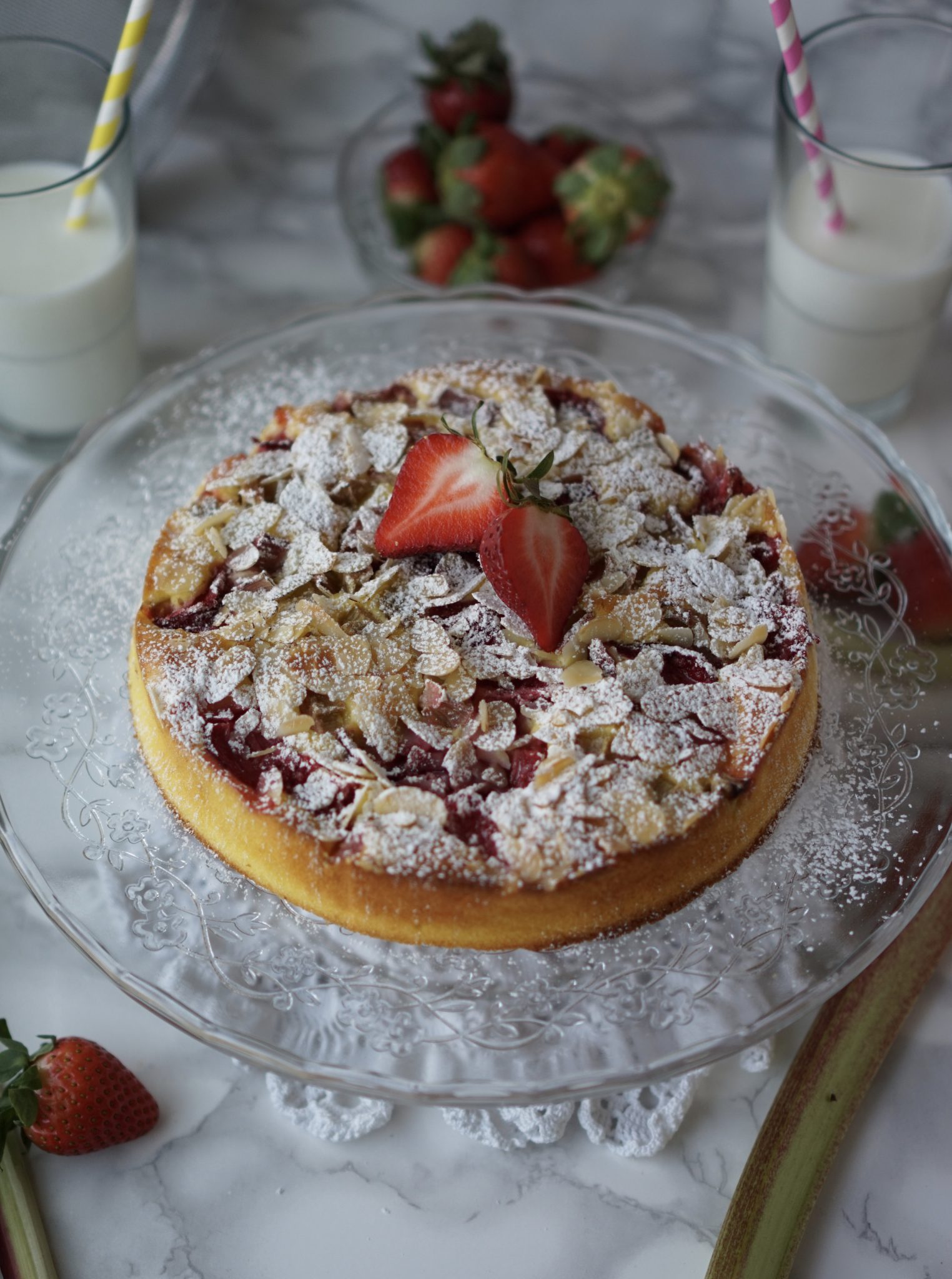 Erdbeer – Rhabarberkuchen mit Mandeln – Katrininthekitchen